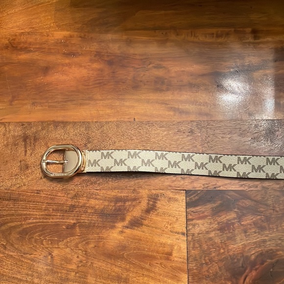 Michael Kors Reversible Belt - Picture 4 of 6